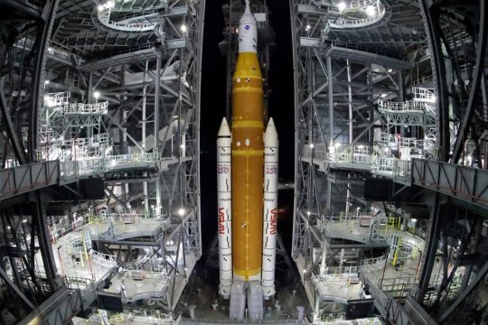 Racheta lunară NASA revine pe rampa de lansare