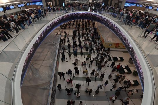 Întârzierile aeroportului creează presiune asupra Congresului pentru a pune capăt închiderii finanțării