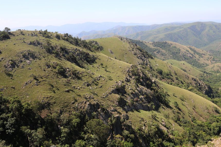 Situat pe Centura de piatră verde Barberton, Munții Barberton Makhonjwa din nord-estul Africii de Sud sunt unele dintre cele mai vechi formațiuni geologice din lume.