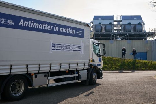 Un camion de la CERN a transportat antimaterie pentru prima dată