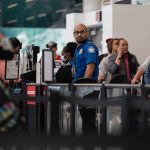 Lucrătorii TSA doresc o soluție permanentă pentru oprirea plății