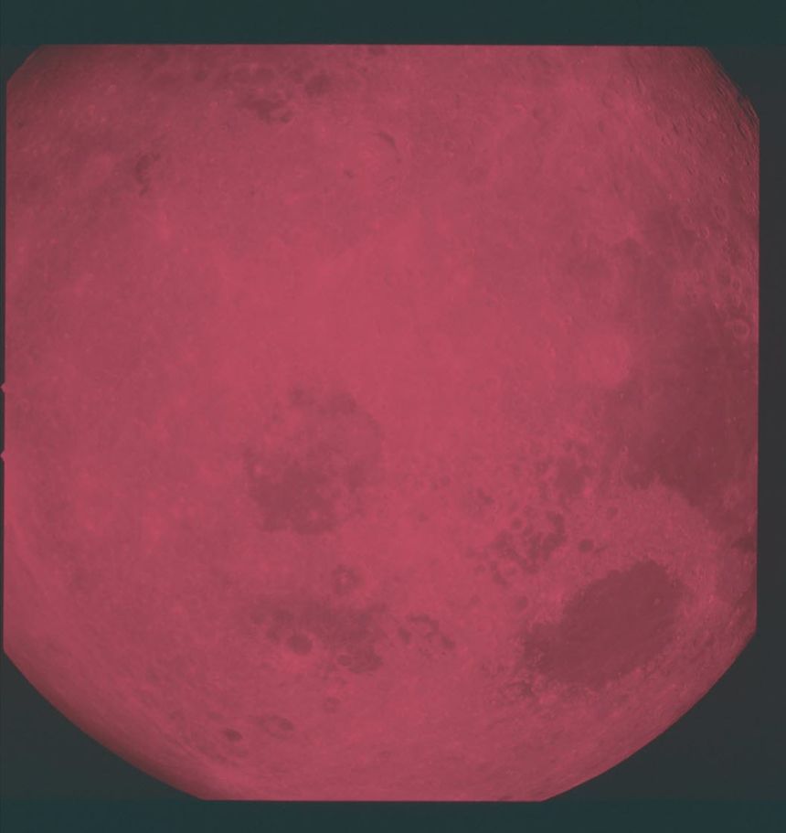 Luna, așa cum a fost văzută de pe Apollo 8 în decembrie 1968. Apollo 8 a orbitat în jurul Lunii și a transmis imagini de televiziune înapoi pe Pământ. NASA a folosit filtre roșii și albastre pentru fluxul TV.
