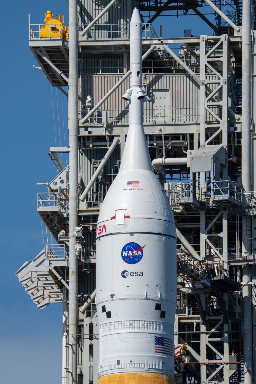 Capsula echipajului Orion se află deasupra modulului de serviciu și ICPS.