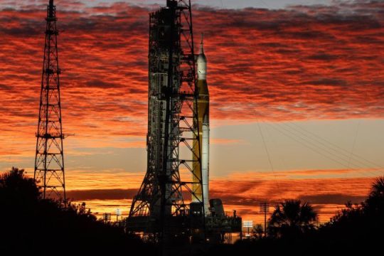 Cum să suni ca un astronaut în timp ce privești misiunea lunară Artemis II