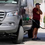 Încrederea consumatorilor din SUA crește, în ciuda creșterii prețurilor la gaze cauzate de războiul din Iran