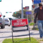 O scădere a locurilor de muncă disponibile indică o piață a muncii care continuă să încetinească