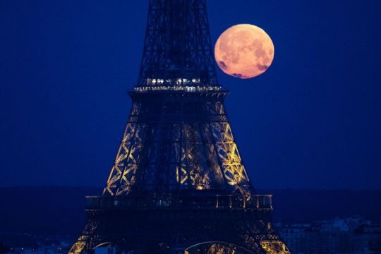 Luna roz plină din aprilie va răsări pe cerul de primăvară