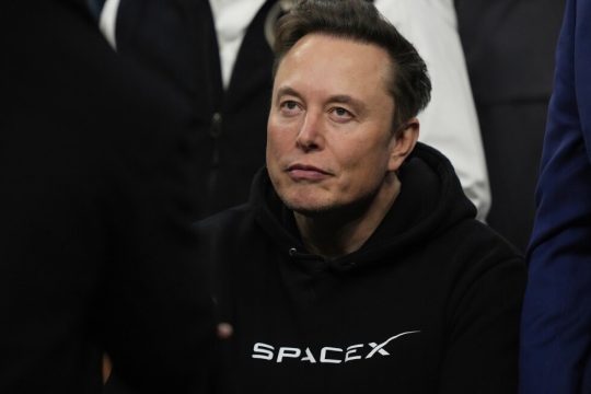 Elon Musk se confruntă cu anchetatorii de la Paris din cauza acuzațiilor de imagine de abuz asupra copiilor